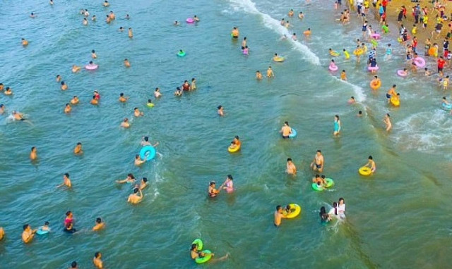 Πώς θα ήταν να κολυμπάτε στην ίδια παραλία μαζί με άλλους 200.000 ανθρώπους; (photos)