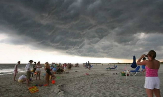 Καιρός ΕΜΥ: Τροπική Πέμπτη με βροχές και τον υδράργυρο στους 30 βαθμούς