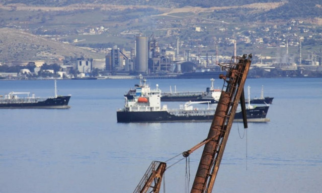 Ελευσίνα: Κραυγή αγωνίας από τους κατοίκους για τη θαλάσσια ρύπανση