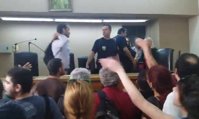 Πλειστηριασμοί: Ένταση μεταξύ διαδηλωτών και Αστυνομίας στη Θεσσαλονίκη (vid)