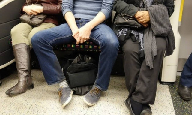 Απαγορεύετε στους άνδρες να απλώνονται στα ΜΜΜ