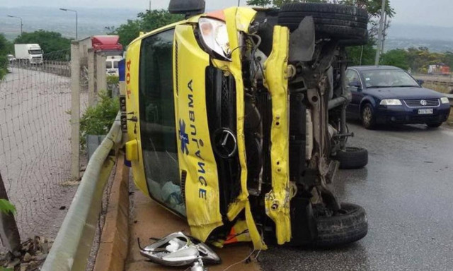 Εγνατία Οδός: Ανατροπή ασθενοφόρου που μετέφερε ασθενή (pics)