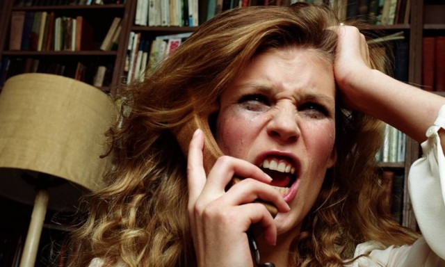 Η φρικτή αλήθεια που σοκάρει: Τι πραγματικά συμβαίνει όταν σε βάζουν οι εταιρείες σε αναμονή;