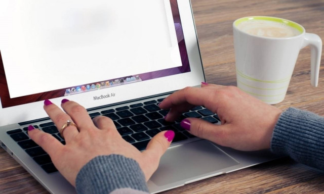 Στοιχεία Σοκ: Πόσο χρόνο αφιερώνουν οι Ελληνίδες στην παρακολούθηση ερωτικών sites;