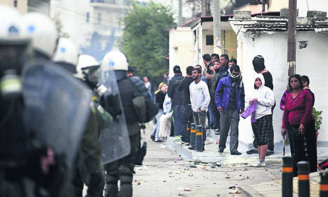 Θάνατος μαθητή στο Μενίδι: Οργισμένοι και αγανακτισμένοι οι κάτοικοι (vid)