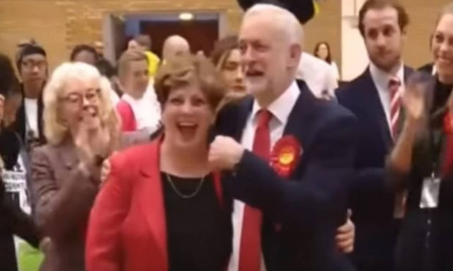 Το... ατύχημα του Τζέρεμι Κόρμπιν: Αντί να της πιάσει το χέρι, της έπιασε το στήθος! (vid)