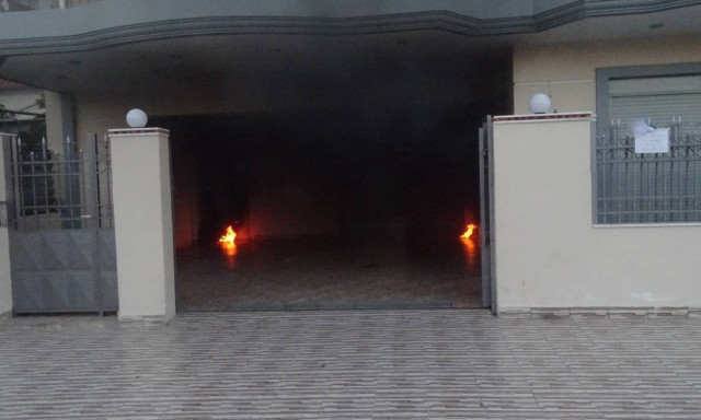 Χάος στο Μενίδι: Μολότοφ και φωτιές στη συγκέντρωση διαμαρτυρίας των κατοίκων