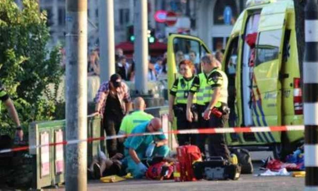 Συναγερμός στην Ολλανδία: Οδηγός τραυμάτισε οκτώ άτομα (pics+vids)
