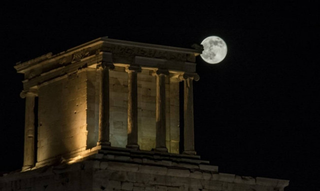 Μαγεία: Η πρώτη Πανσέληνος του καλοκαιριού πάνω από την Ακρόπολη