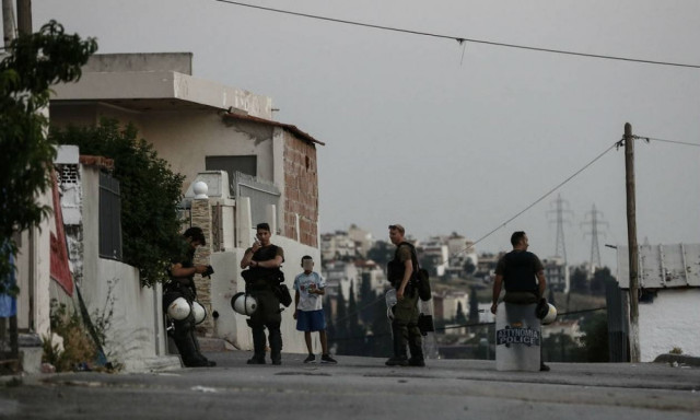 Θάνατος μαθητή στο Μενίδι: Το έσκασαν οι σεσημασμένοι από τον καταυλισμό Ρομά στην Αυλίζα (vid)