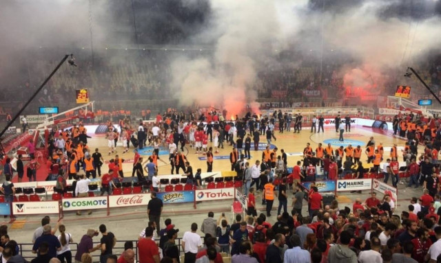 Ολυμπιακός - Παναθηναϊκός: Διακοπή του αγώνα μετά από έκτροπα οπαδών του Ολυμπιακού