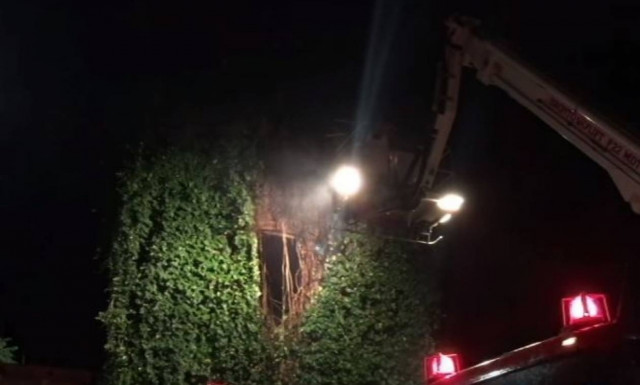 Θεσσαλονίκη: Στις φλόγες παραδόθηκε ο «κόκκινος πύργος» (pics+vid)