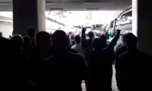 Ολυμπιακός – Παναθηναϊκός : Χαμός στο ΟΑΚΑ πριν την αναχώρηση του Παναθηναϊκού Superfoods (vids)