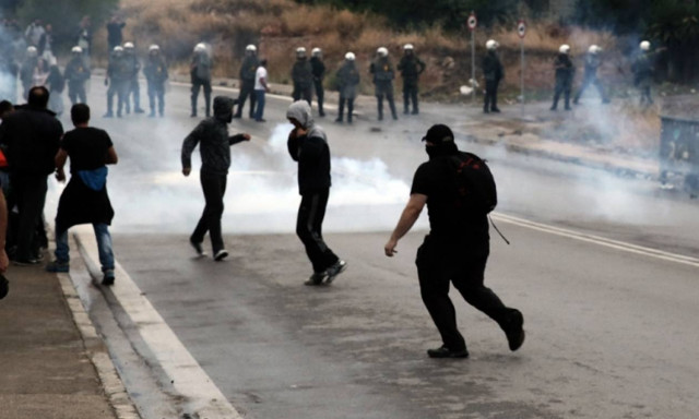 Έκρυθμη η κατάσταση στο Μενίδι - Ένταση, φωτιές σε σπίτια και νέοι πυροβολισμοί (pics+vids)