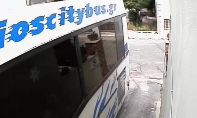 Σεισμός Μυτιλήνη: Συγκλονιστικό βίντεο – Ο σεισμός κούνησε λεωφορείο