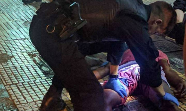 Αποκλειστικό: Διάσωση τραυματία από αστυνομικούς της ομάδας ΔΙΑΣ στο κέντρο της Αθήνας (pics&vid)