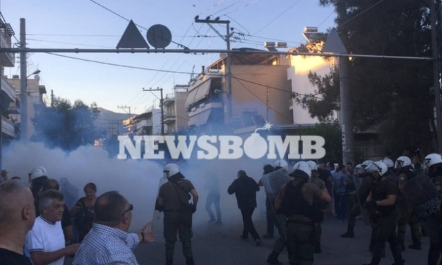Youths clash with riot police in Menidi during protest against crime (pics+vid)