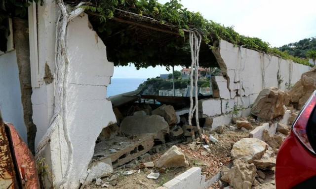 Strong earthquake above 6.3 on Richter scale rocks Mytilene - A woman found dead (pics)
