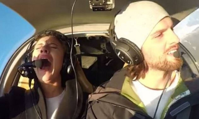 Εντυπωσιακό: Της έκανε πρόταση γάμου ενώ «έπεφτε» το αεροπλάνο! (vid)