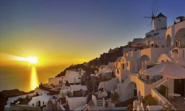Δείτε γιατί το ηλιοβασίλεμα στην Σαντορίνη «μαγεύει» κάθε επισκέπτη που το αντικρίζει! (vid)