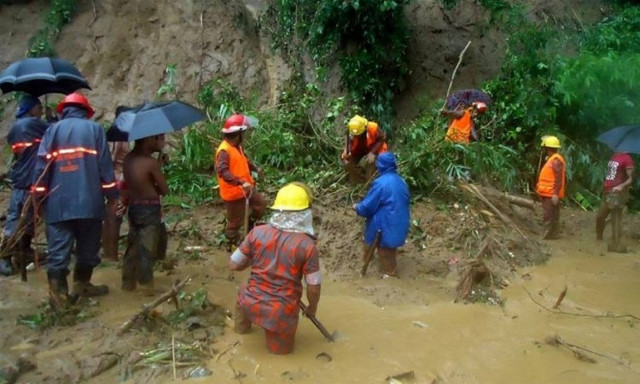 Τουλάχιστον 68 νεκροί από τις πλημμύρες και τις κατολισθήσεις στο Μπανγκλαντές (pics+vid)