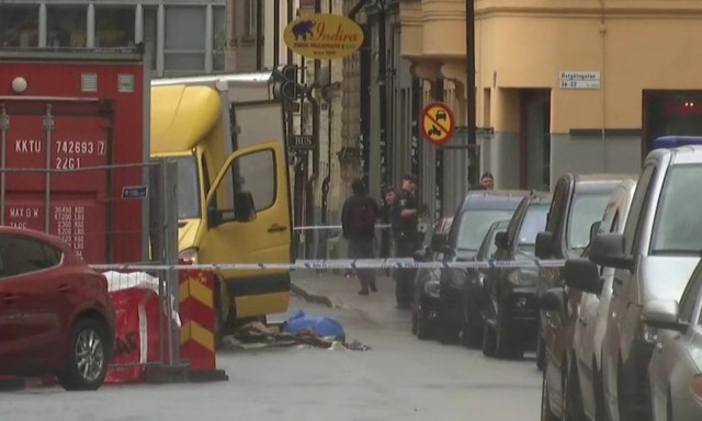 Συναγερμός στη Σουηδία: Επίθεση με κλεμμένο φορτηγό στη Στοκχόλμη – Ανθρωποκυνηγητό για τον δράστη