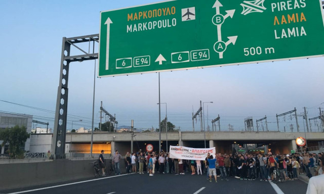 Νέα ένταση στο Μενίδι - Κάτοικοι έκλεισαν την Αττική Οδό  (pics+vid)