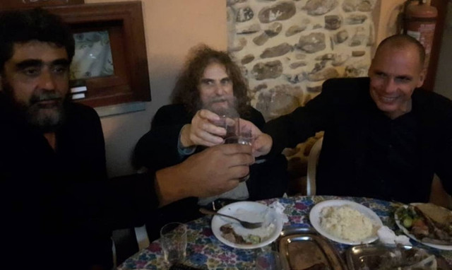 Ο Βαρουφάκης, οι ρακές και οι κρητικοί μεζέδες (pics)