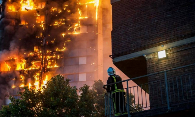 Λονδίνο: Αυτές είναι οι πρώτες εικόνες μέσα από το πύρινο «φέρετρο» του Grenfell Tower