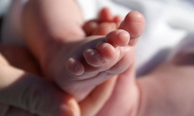 Σοκ στην Αθήνα: Στο νοσοκομείο βρέφος που ήπιε βενζίνη