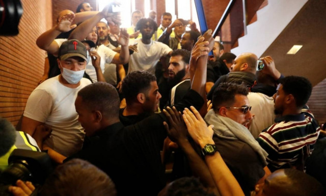 Συμπλοκές στο Λονδίνο: Διαδηλωτές εισέβαλαν σε δημαρχείο (vid)