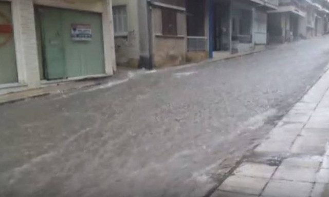 Καιρός: Άνοιξαν οι ουρανοί στη Λαμία - Πλημμύρισαν σπίτια και καταστήματα (pics+vids)