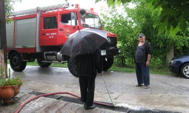 Καιρός: Κατακλυσμός στα Τρίκαλα - Πλημμύρισαν σπίτια (pics+vid)