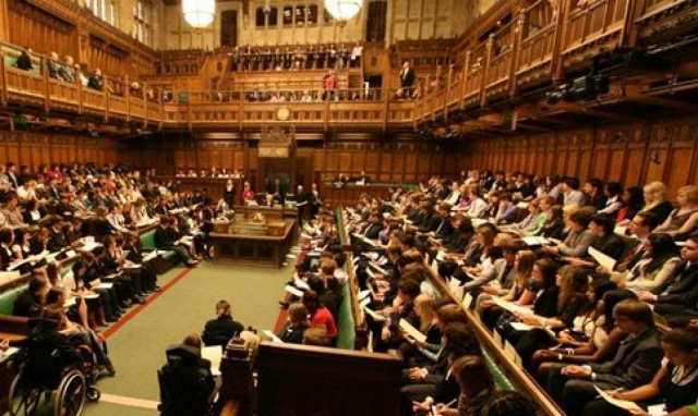 Σκάνδαλο: Βουλευτής χάζευε... στρίπερ στο κινητό του - Τον έπιασαν «στα πράσα» (pics)