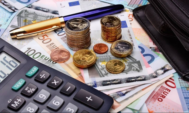 ΕΦΚΑ: Διπλό χαράτσι - σοκ για μισθωτούς και συνταξιούχους