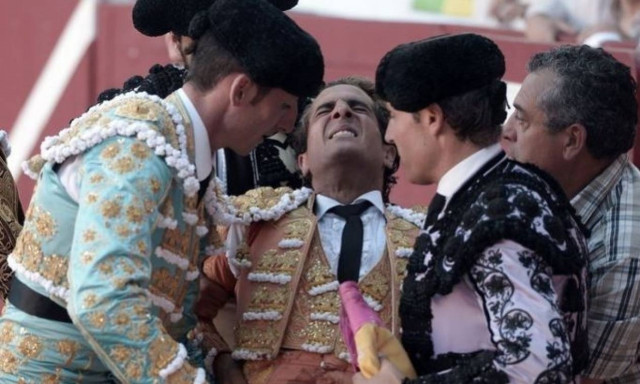 Φρικτός θάνατος ταυρομάχου: Έχασε την ισορροπία του και δέχθηκε τα χτυπήματα του ταύρου (pics+vid)