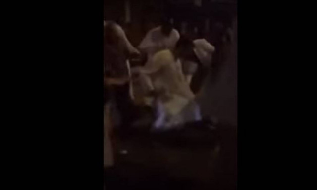 Το πλήθος κλωτσά τον δράστη στο κεφάλι αμέσως μετά την επίθεση στο Λονδίνο (ΣΚΛΗΡΕΣ ΕΙΚΟΝΕΣ)