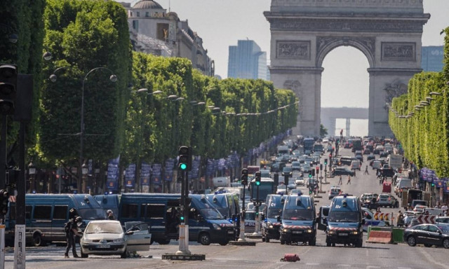 Παρίσι: Δείτε πώς ακινητοποίησαν το δράστη που έπεσε πάνω σε αστυνομικό βαν (vid)