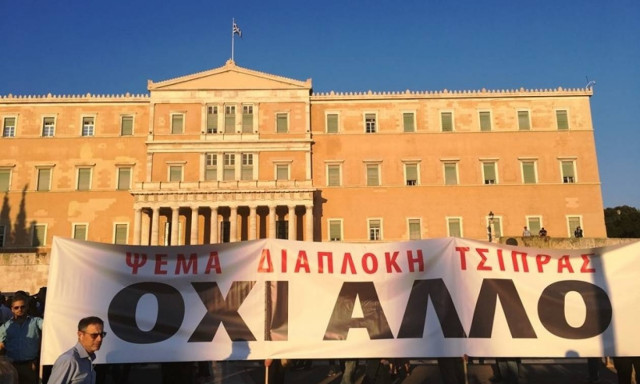 Οι «Παραιτηθείτε» επέστρεψαν στο Σύνταγμα: «Φύγετε, μας εξαπατήσατε» (pics&vid)