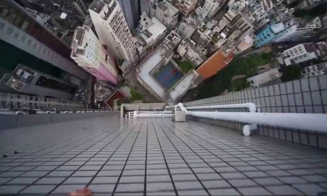 Σοκαριστικό: Κρατούσε το παιδί του στο κενό για να μαζέψει likes στο Facebook