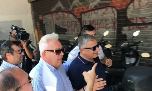 Επεισόδια στο υπουργείο Εσωτερικών - Εργαζόμενοι των ΟΤΑ επιτέθηκαν στον Γιώργο Πατούλη (pics+vid)