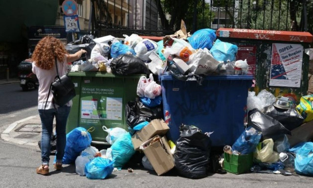 Εκρηκτικό κοκτέιλ σκουπιδιών και καύσωνα στην Αθήνα