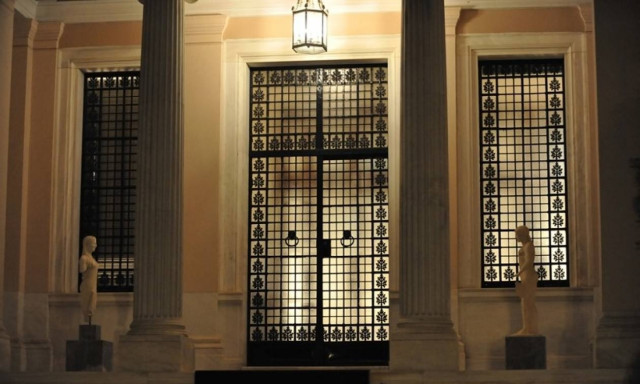 Έκτακτη σύσκεψη στο Μαξίμου για τα σκουπίδια: Τι είπαν Τσίπρας-Σκουρλέτης για τους συμβασιούχους