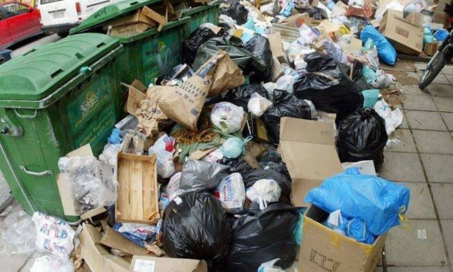 Ζέστη και δυσωδία! Σκουπίδια και καύσωνας απειλούν την υγεία μας