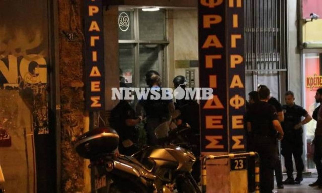 Man holed up in house in Metaxourgio surrenders to police