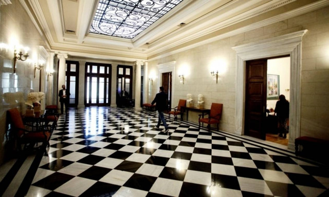 Στο Μαξίμου βρέχει λεφτά, αλλά μόνο για υπερωρίες!