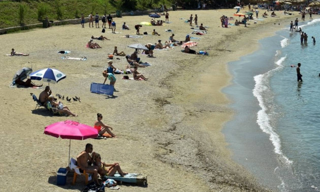 Στιγμές δροσιάς ψάχνουν οι Αθηναίοι - Γέμισαν οι παραλίες της Αττικής (photos)