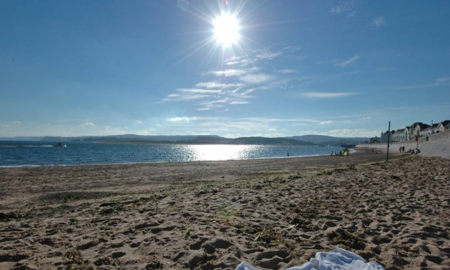 Καιρός: Με υψηλές θερμοκρασίες και... βροχές η Κυριακή!