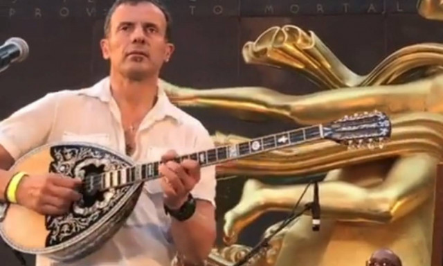 Οι πενιές του Ζορμπά ξεσήκωσαν χιλιάδες αμερικανούς στην Νέα Υόρκη (vid)