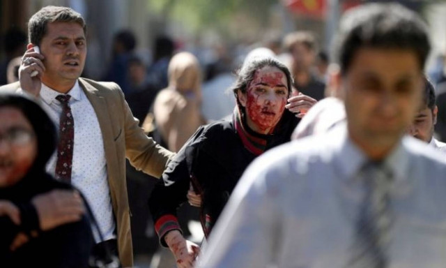 «Λουτρό αίματος» στο Αφγανιστάν: Περισσότεροι από 200 νεκροί και 700 τραυματίες (Pics+Vid)